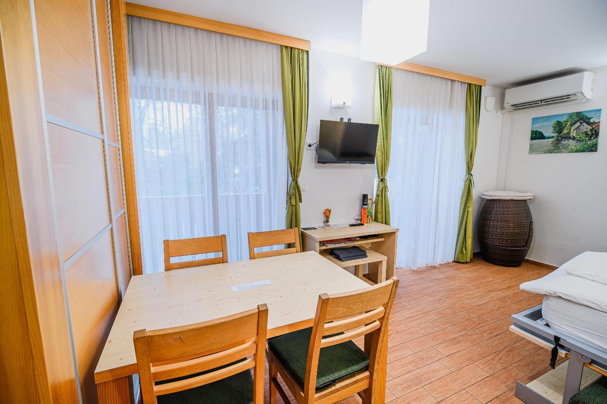 Apartments Maleric With Indoor Pool And Wellness Dragatuš Oda fotoğraf