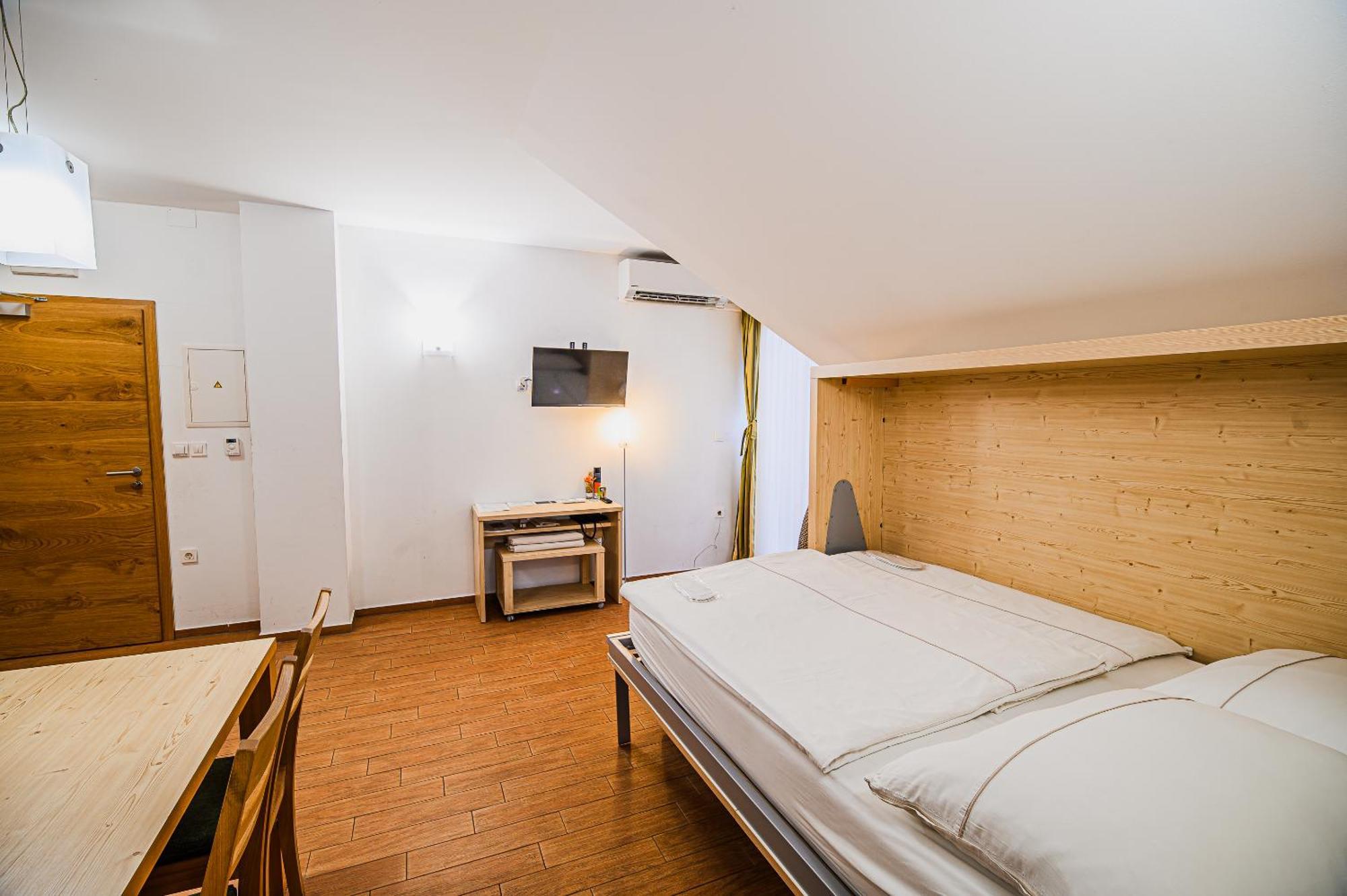 Apartments Maleric With Indoor Pool And Wellness Dragatuš Oda fotoğraf